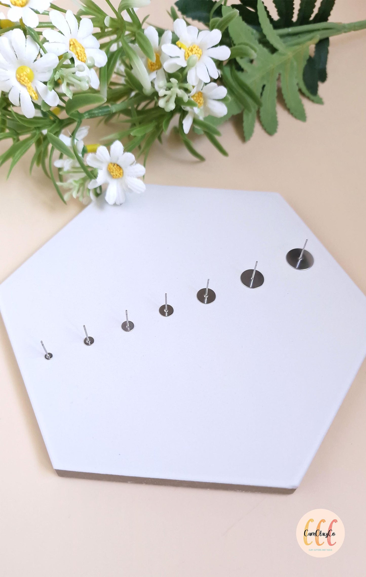 Clous d'oreilles plateaux en acier inoxydable argenté, différentes dimensions - 10 pièces