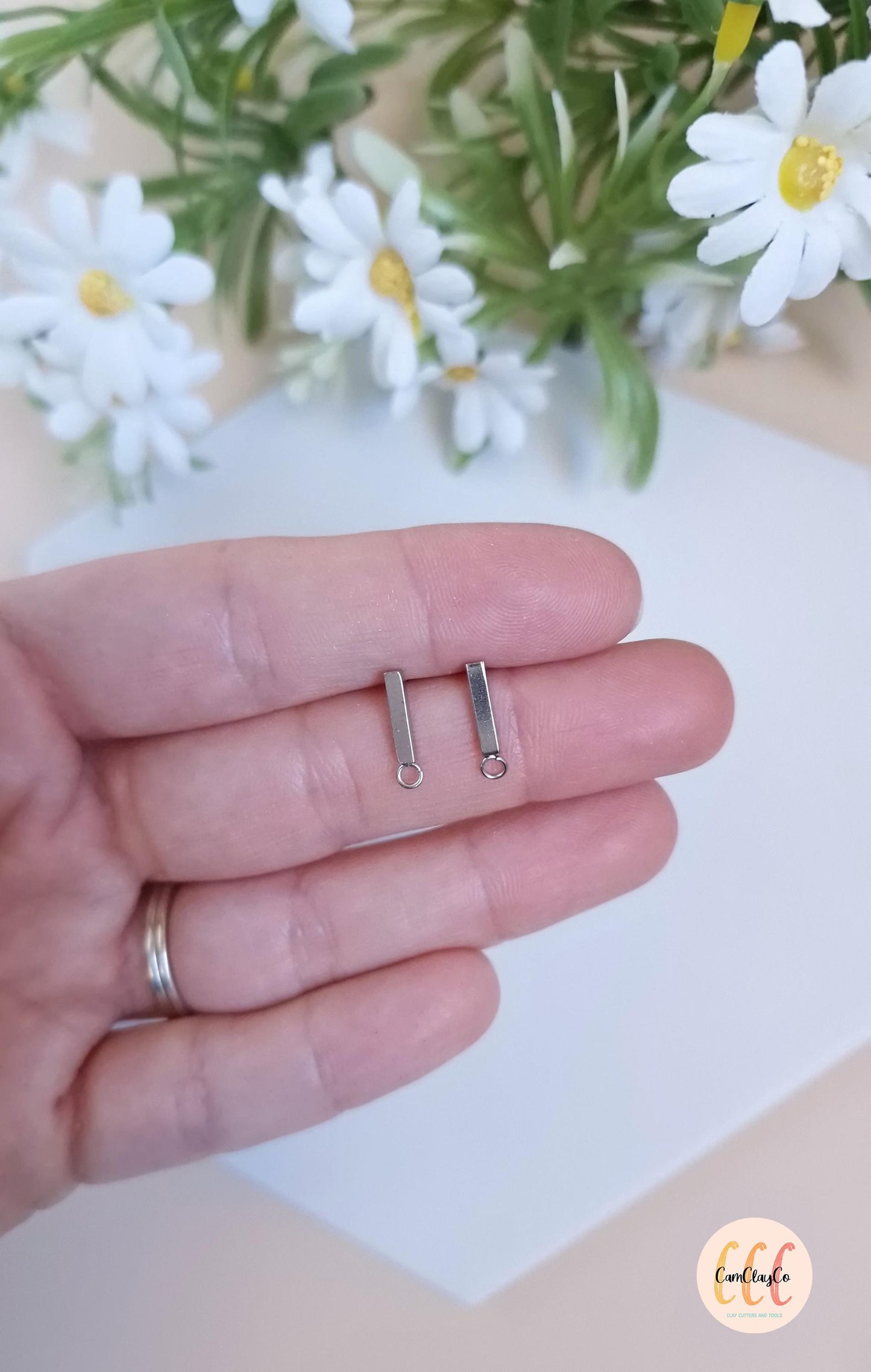 Boucles d'oreilles petites barres en acier inoxydable pour la fabrication de bijoux, doré et argenté - 2 pièces