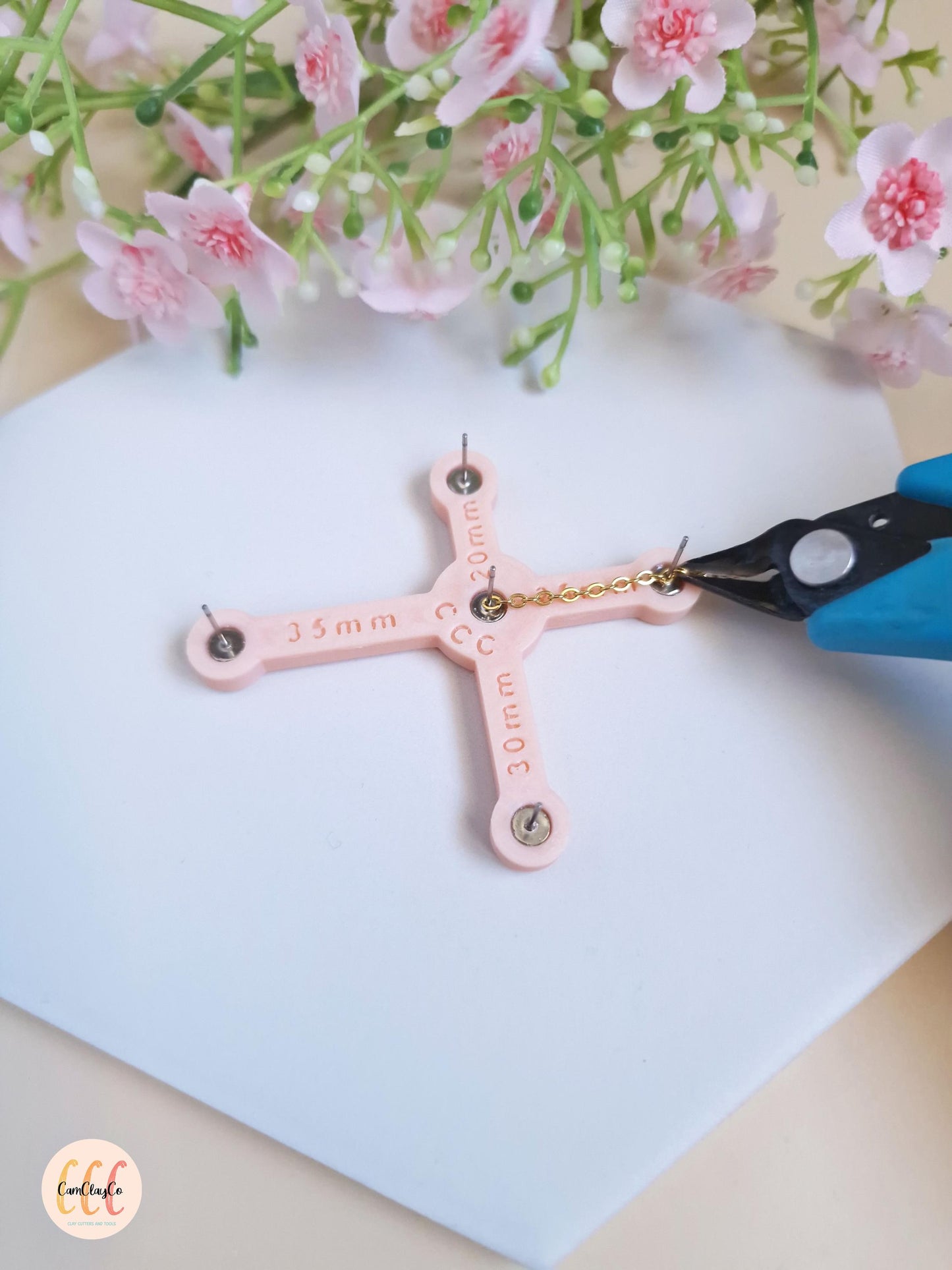 Outil pour mesurer précisément et couper les chaînes de bijoux