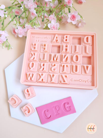 Lot de 5 emporte-pièces porte-clés + alphabet et boîte + rouleau de texture effet cuir pour les créations en argile polymère