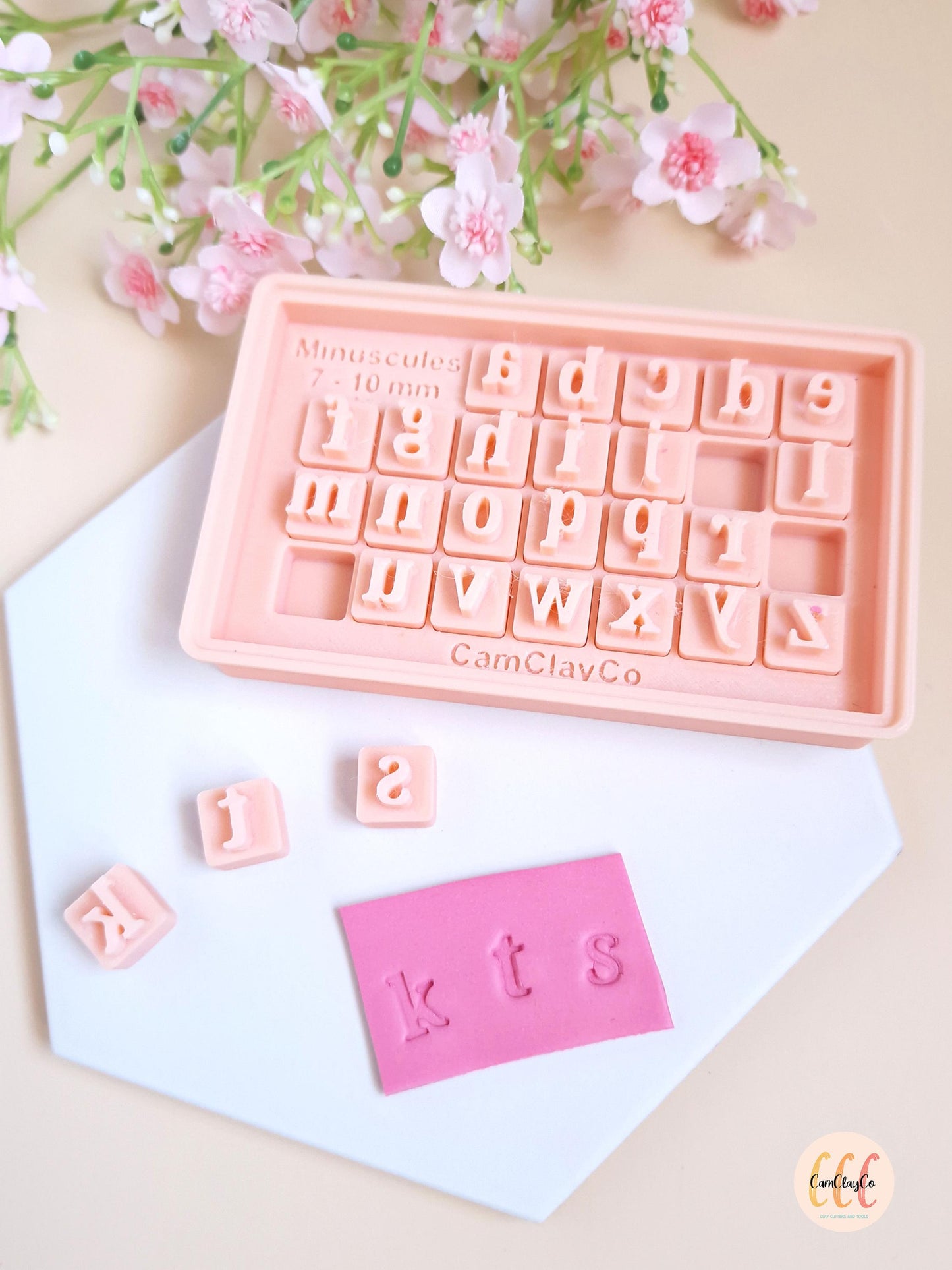 Lot de 5 emporte-pièces porte-clés + alphabet et boîte + rouleau de texture effet cuir pour les créations en argile polymère