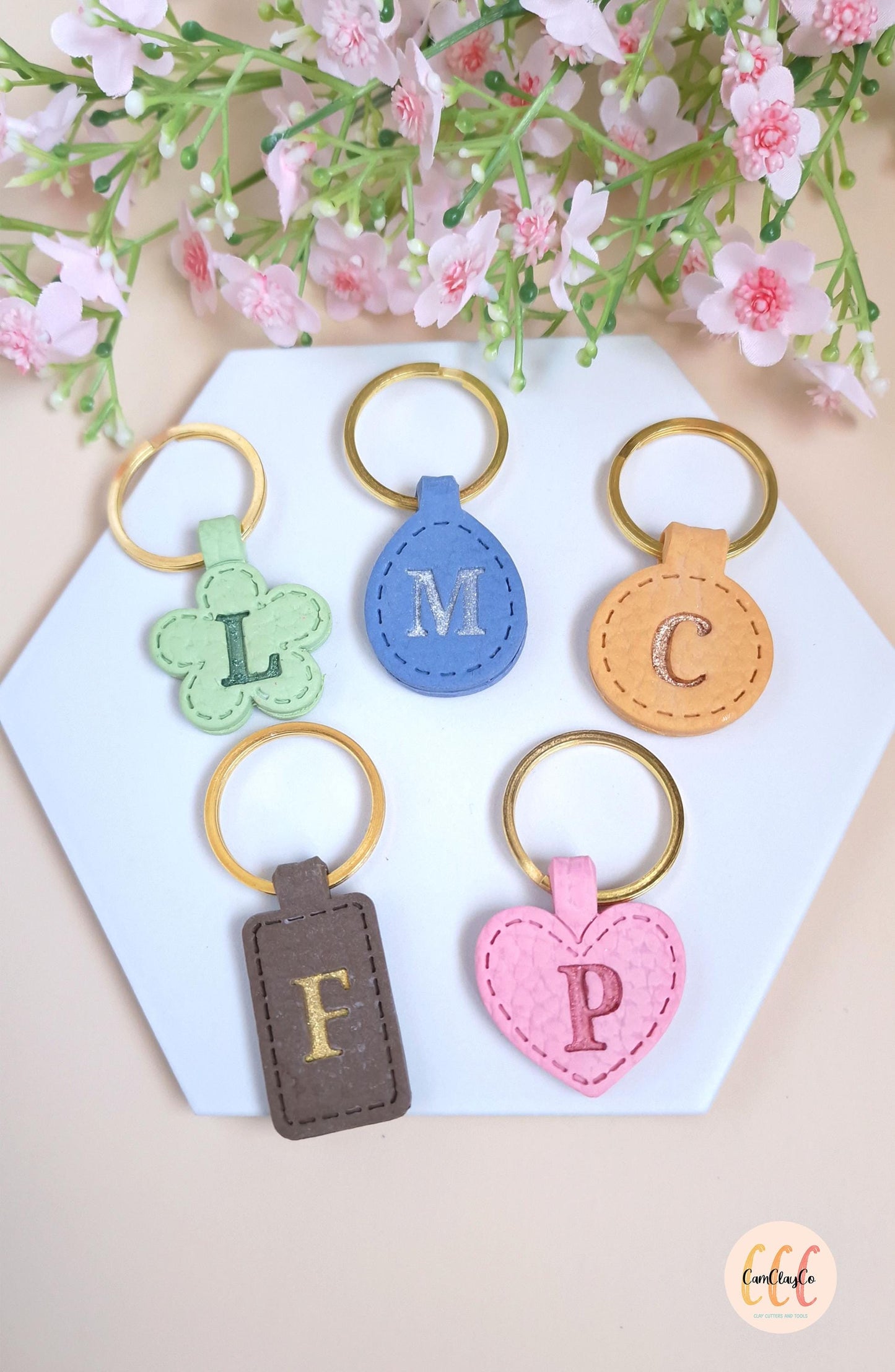 Lot de 5 emporte-pièces porte-clés + alphabet et boîte + rouleau de texture effet cuir pour les créations en argile polymère