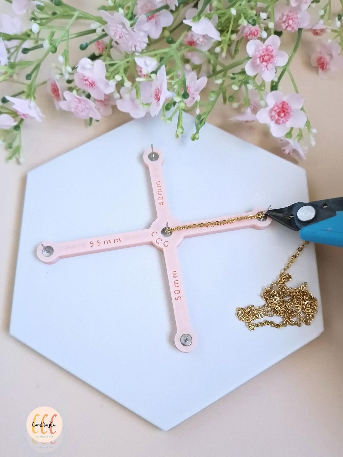 Outil pour mesurer précisément et couper les chaînes de bijoux