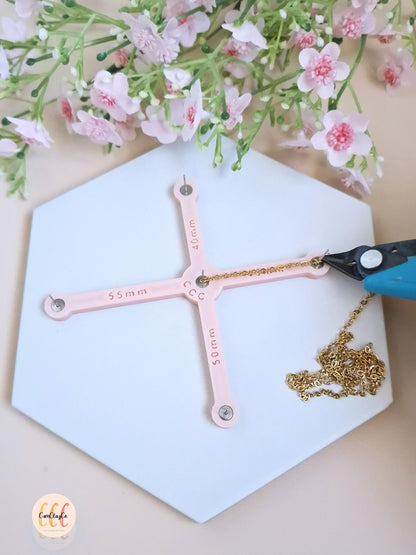 Outil pour mesurer précisément et couper les chaînes de bijoux