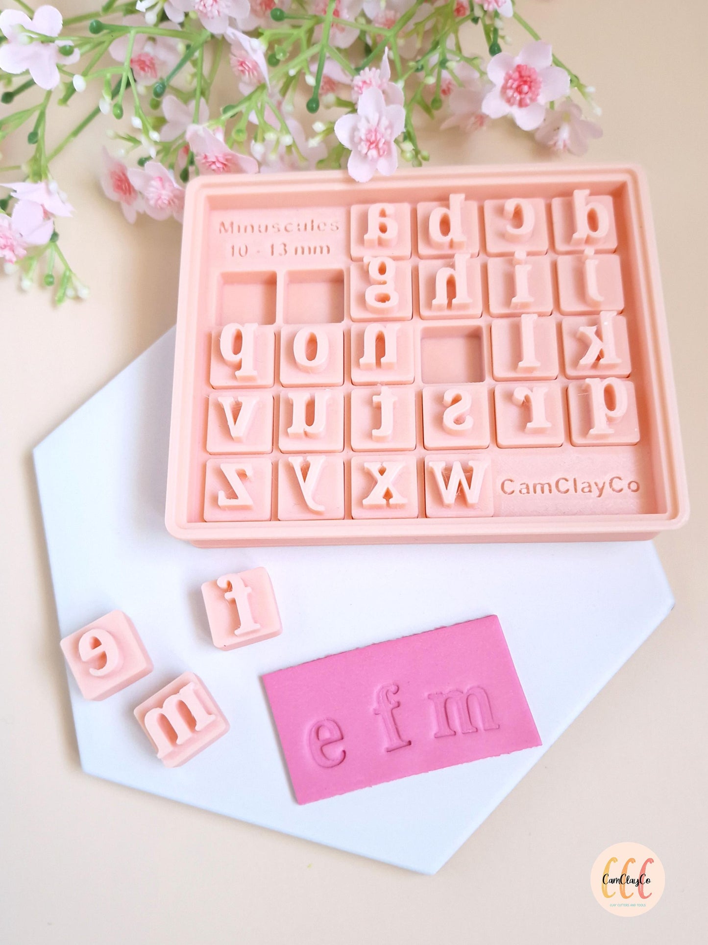 Lot de 5 emporte-pièces porte-clés + alphabet et boîte + rouleau de texture effet cuir pour les créations en argile polymère