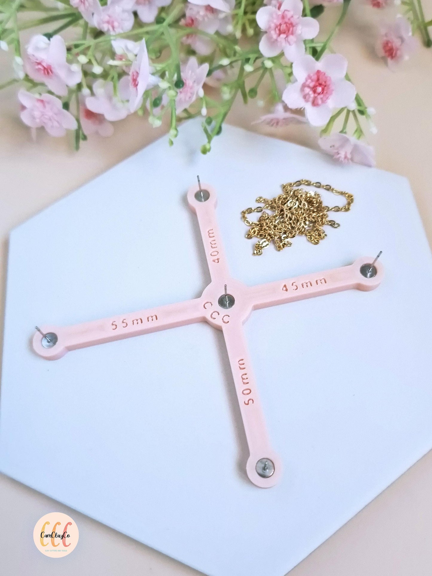 Outil pour mesurer précisément et couper les chaînes de bijoux