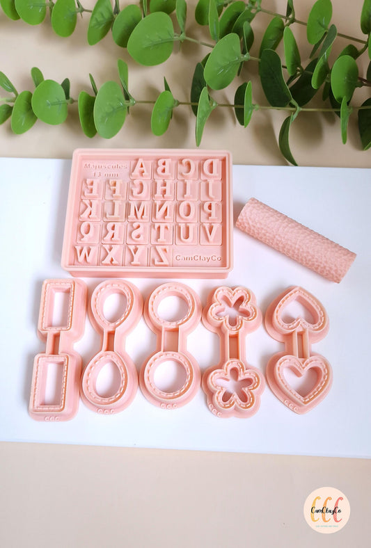 Lot de 5 emporte-pièces porte-clés + alphabet et boîte + rouleau de texture effet cuir pour les créations en argile polymère