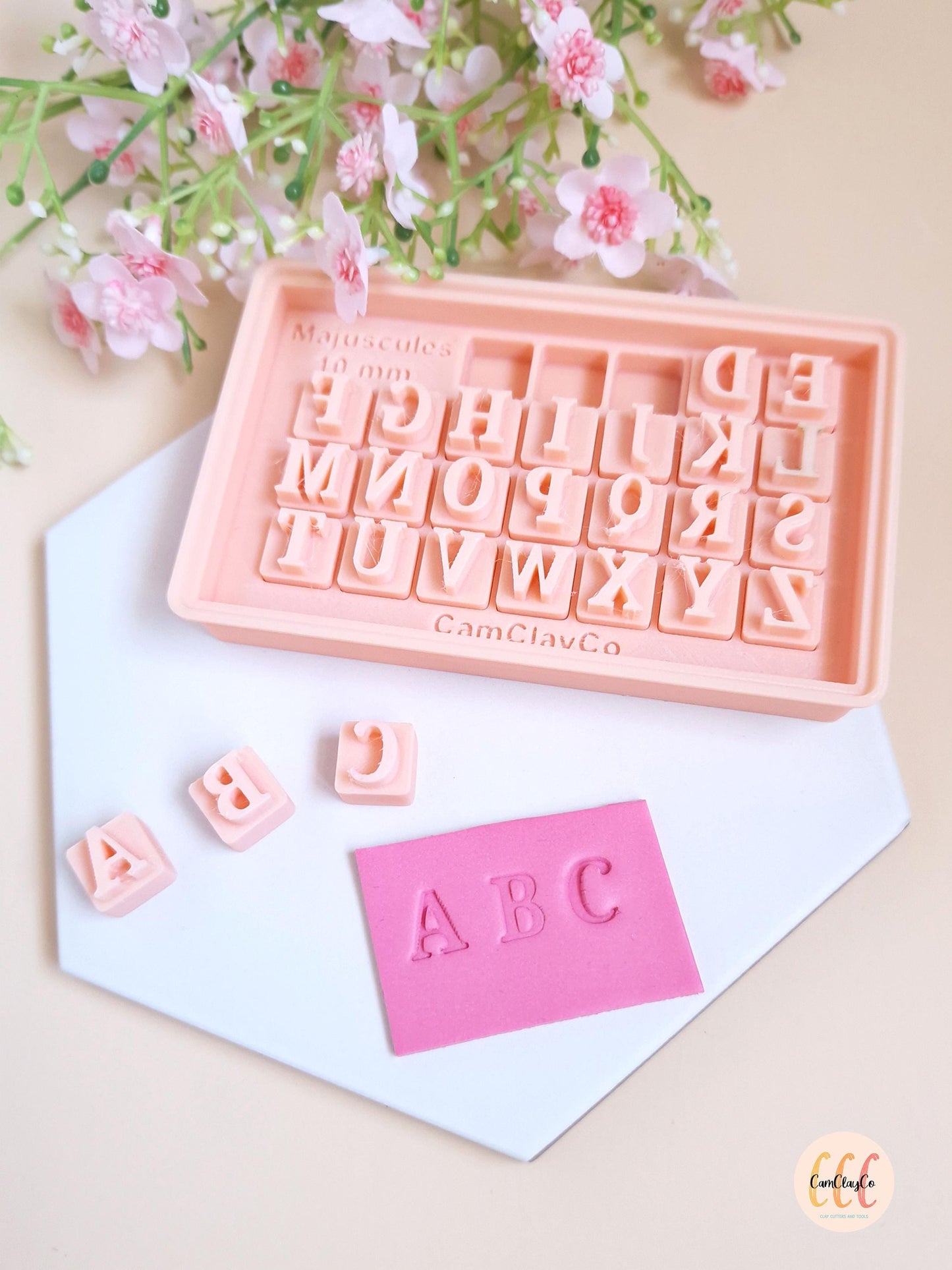 Lot de 5 emporte-pièces porte-clés + alphabet et boîte + rouleau de texture effet cuir pour les créations en argile polymère