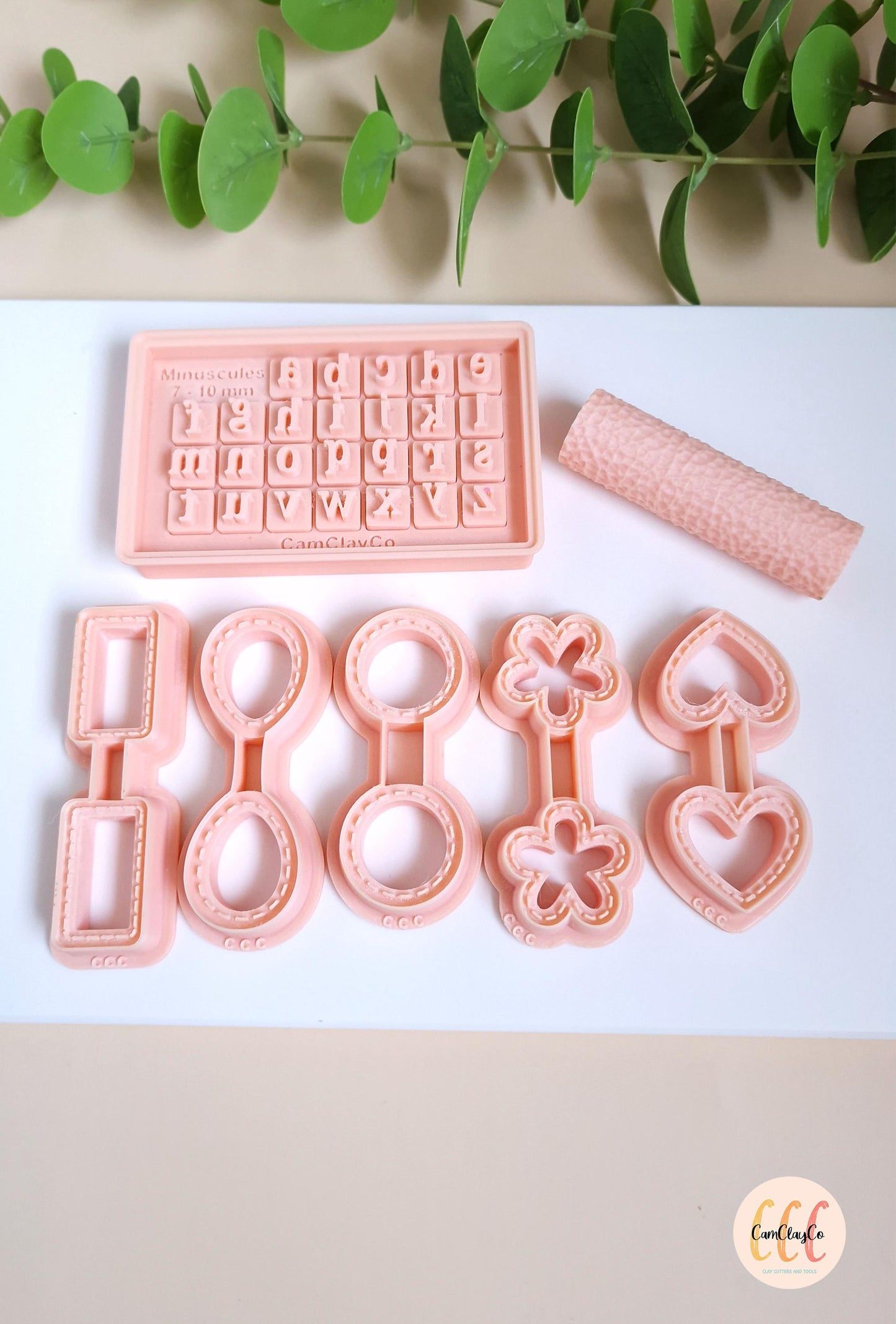 Lot de 5 emporte-pièces porte-clés + alphabet et boîte + rouleau de texture effet cuir pour les créations en argile polymère