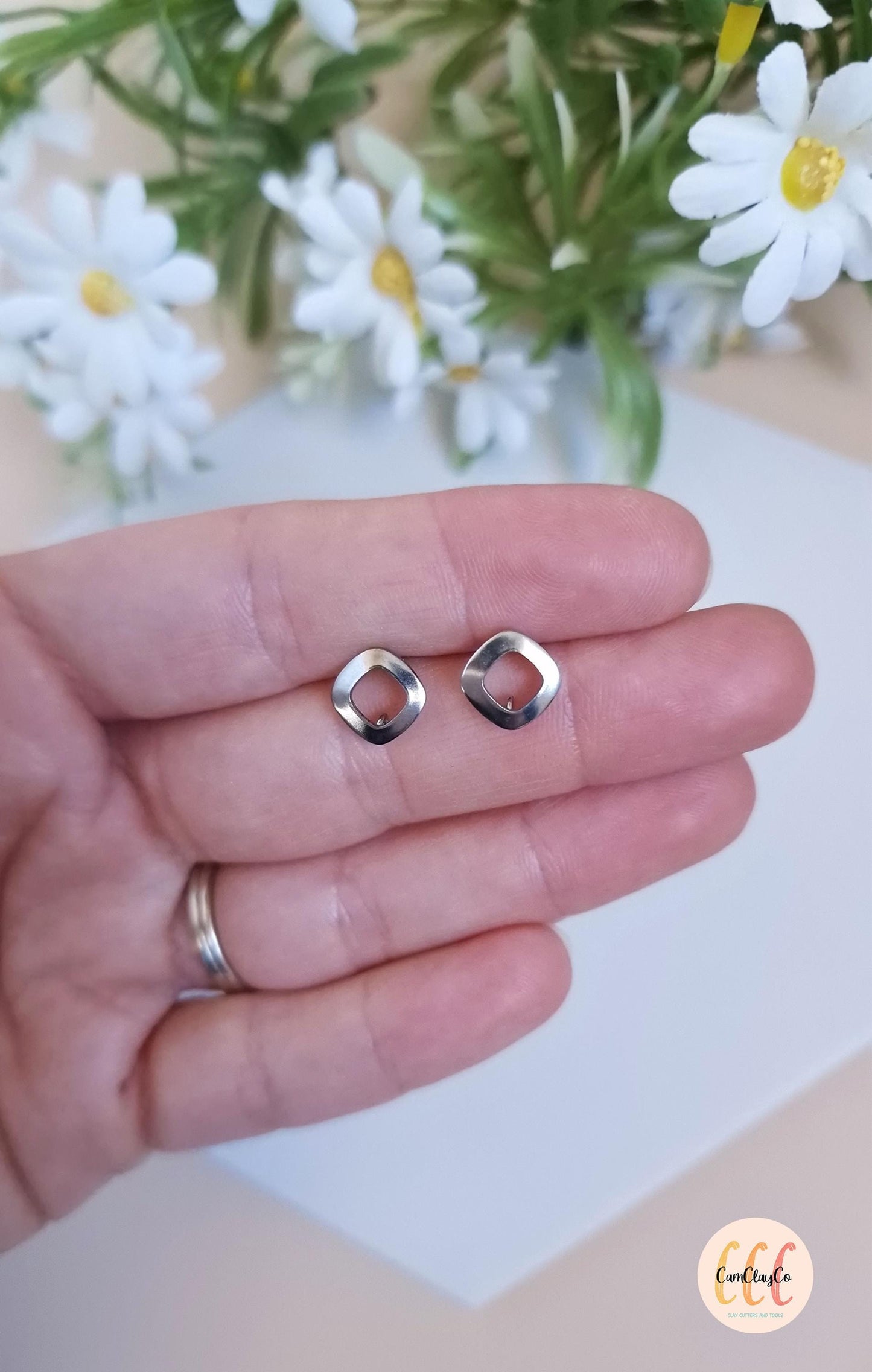 Boucles d'oreilles losanges arrondis troués en acier inoxydable pour la fabrication de bijoux, doré et argenté - 2 pièces