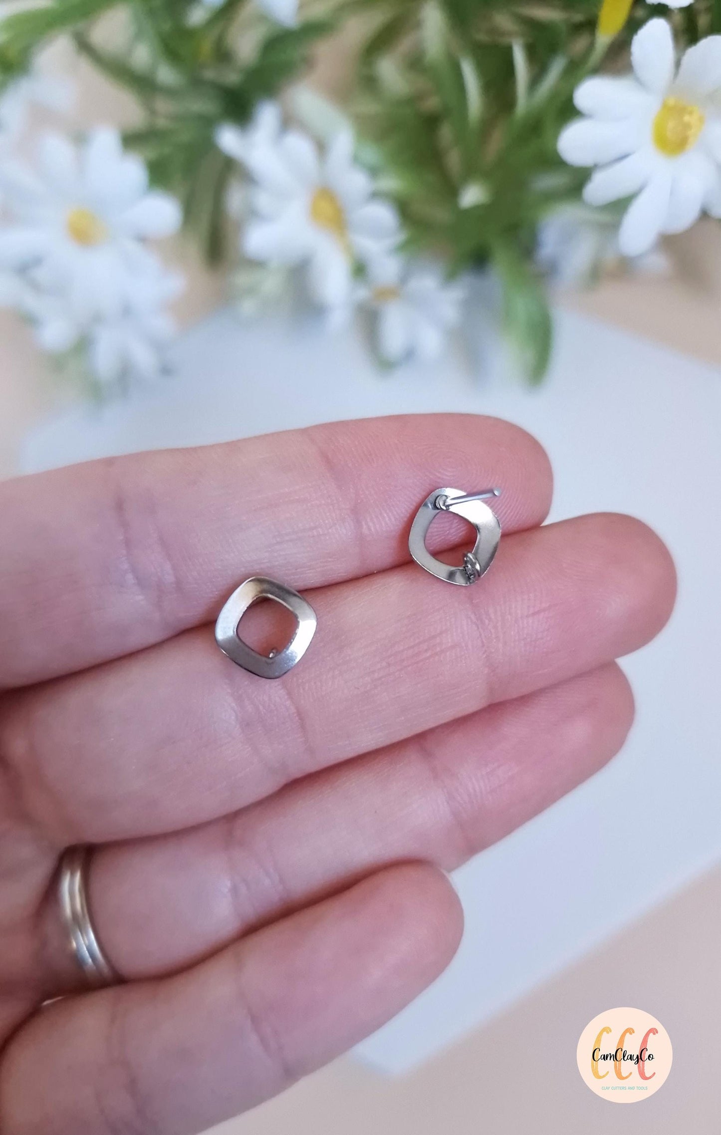 Boucles d'oreilles losanges arrondis troués en acier inoxydable pour la fabrication de bijoux, doré et argenté - 2 pièces