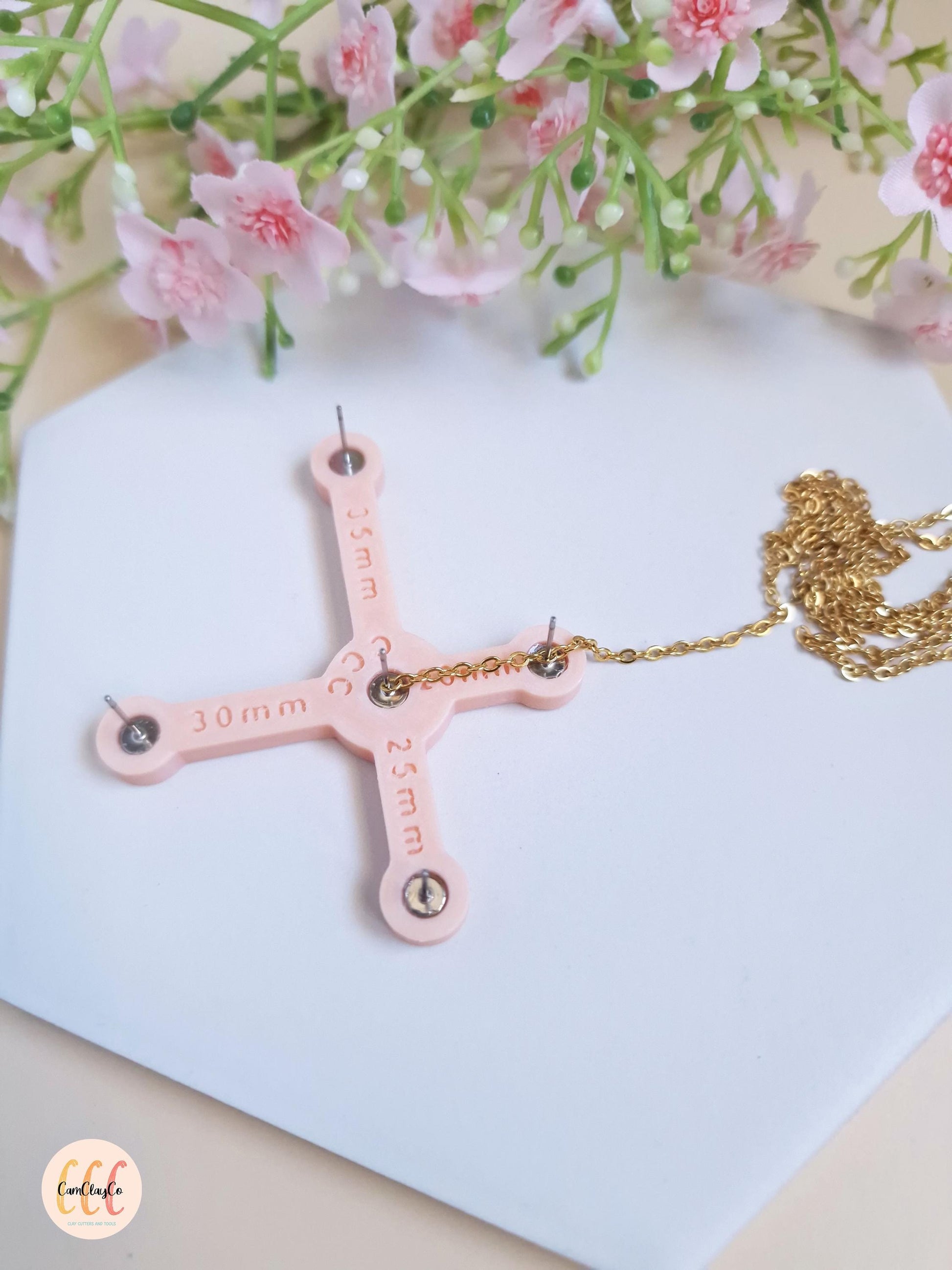 Outil pour mesurer précisément et couper les chaînes de bijoux
