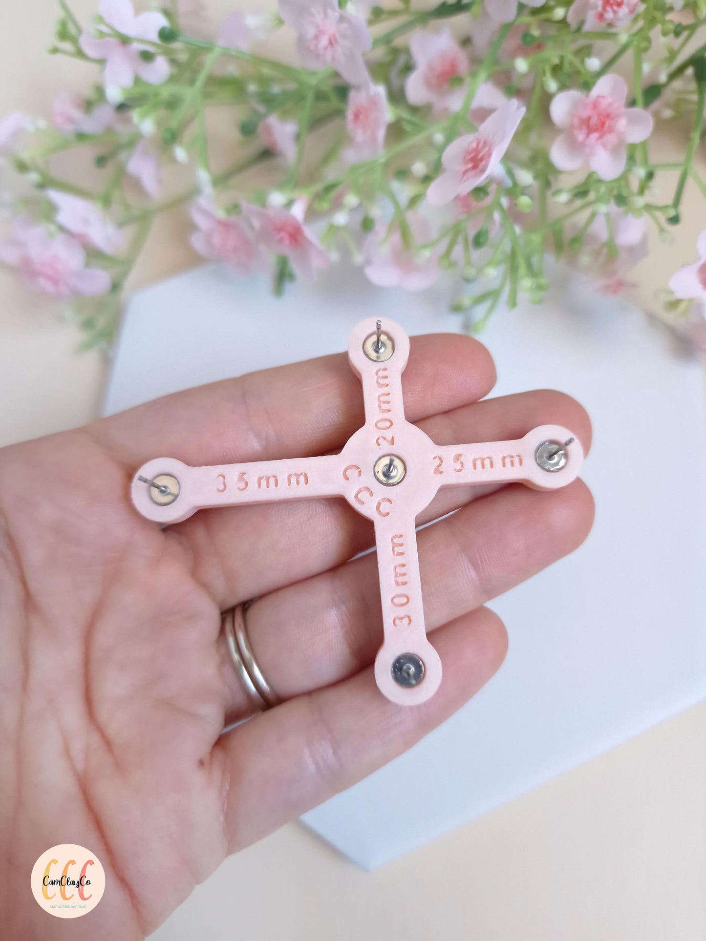Outil pour mesurer précisément et couper les chaînes de bijoux