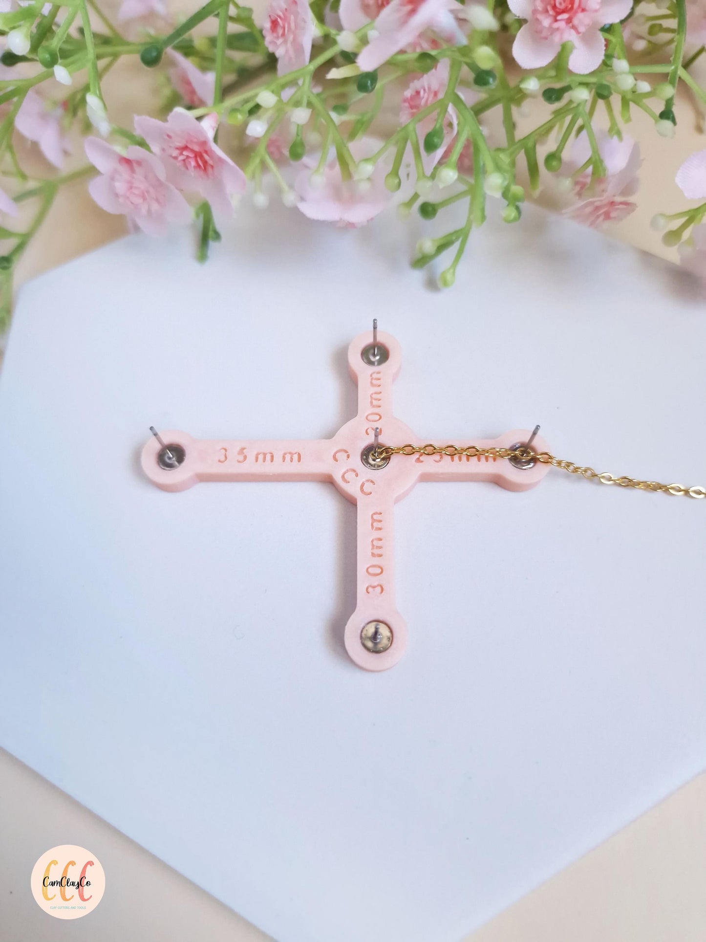 Outil pour mesurer précisément et couper les chaînes de bijoux