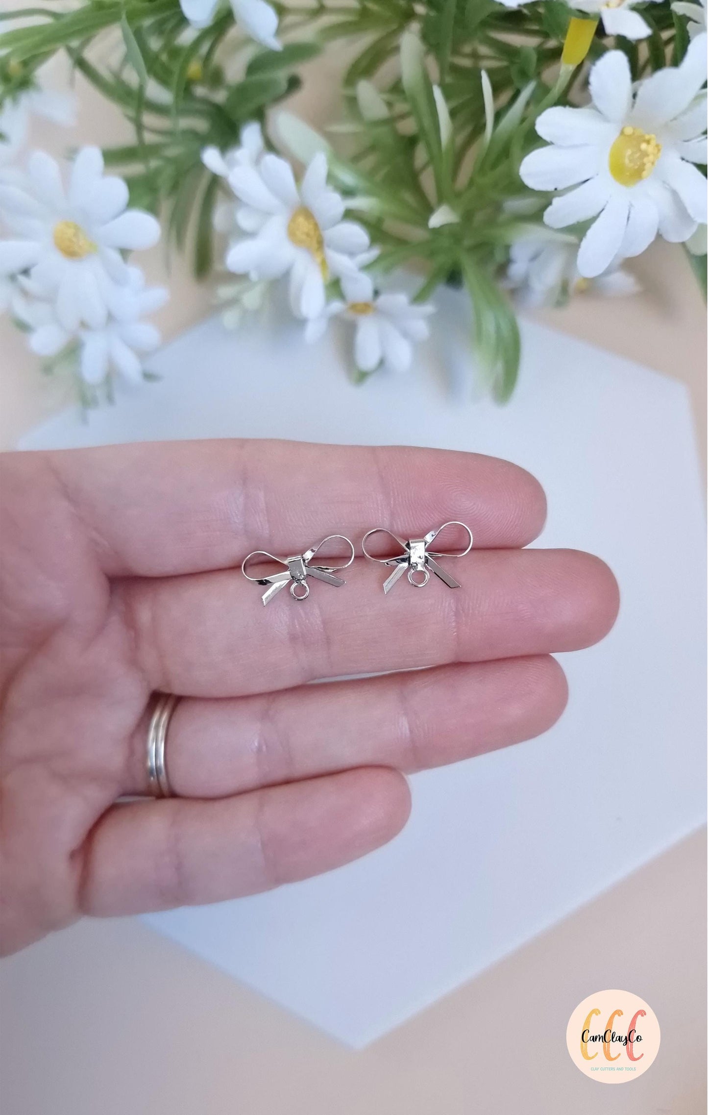 Boucles d'oreilles nœuds plaqués or 14K ou plaqués rhodium pour la fabrication de bijoux - 2 pièces