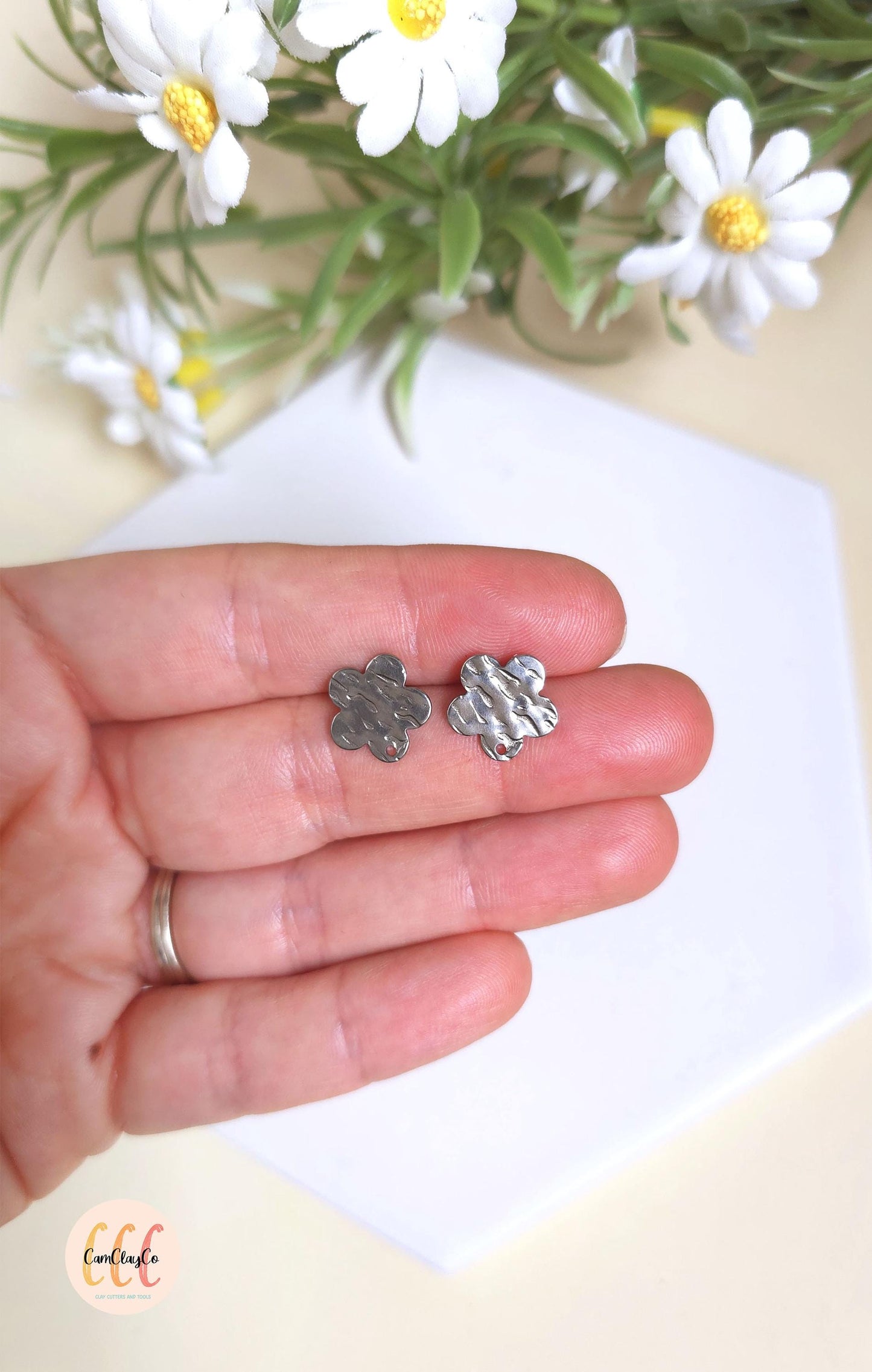 Boucles d'oreilles fleurs texturées en acier inoxydable pour la fabrication de bijoux, doré et argenté - 2 pièces