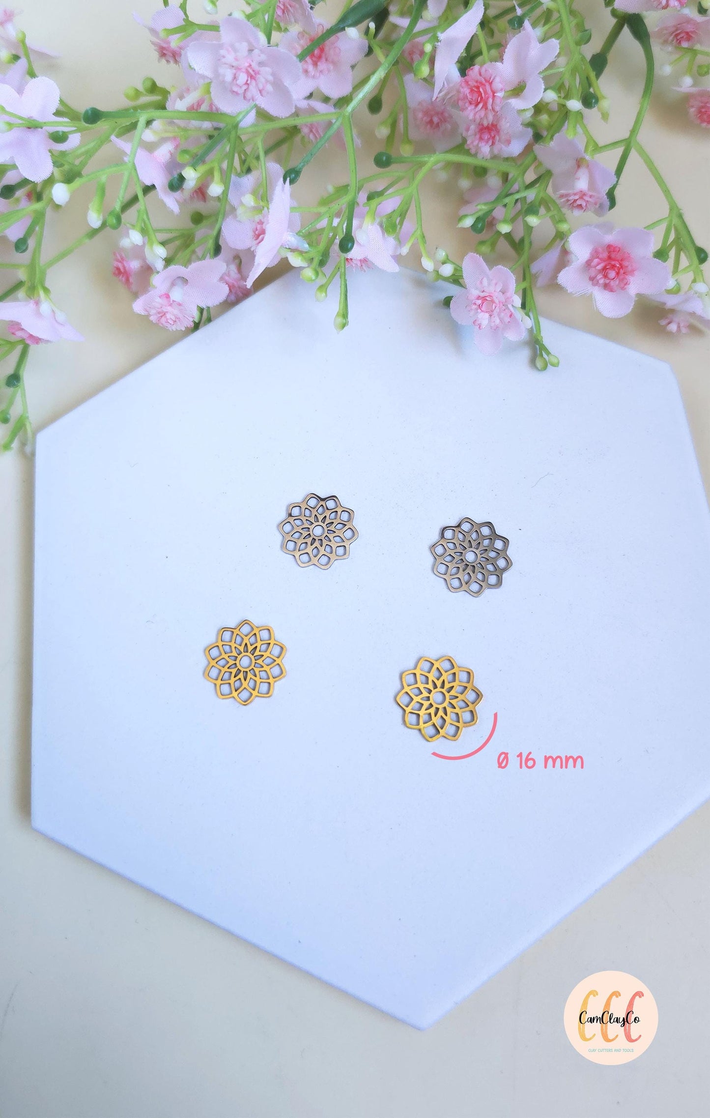 Breloques cadres fleurs géométriques 16 mm en acier inoxydable pour la fabrication de bijoux, doré et argenté - 2 pièces