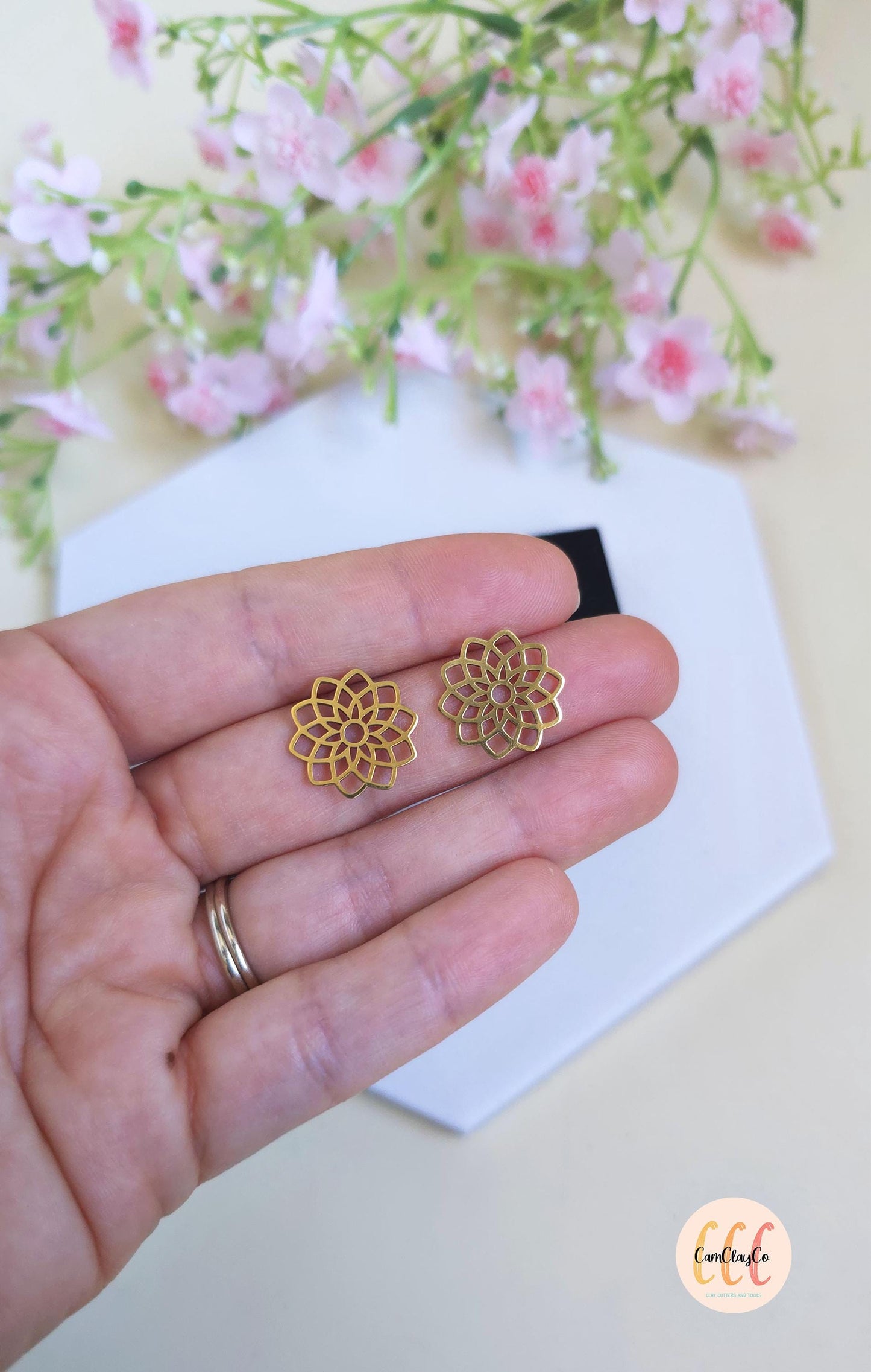 Breloques cadres fleurs géométriques 16 mm en acier inoxydable pour la fabrication de bijoux, doré et argenté - 2 pièces