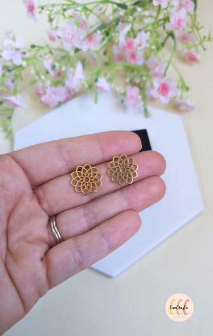 Breloques cadres fleurs géométriques 16 mm en acier inoxydable pour la fabrication de bijoux, doré et argenté - 2 pièces