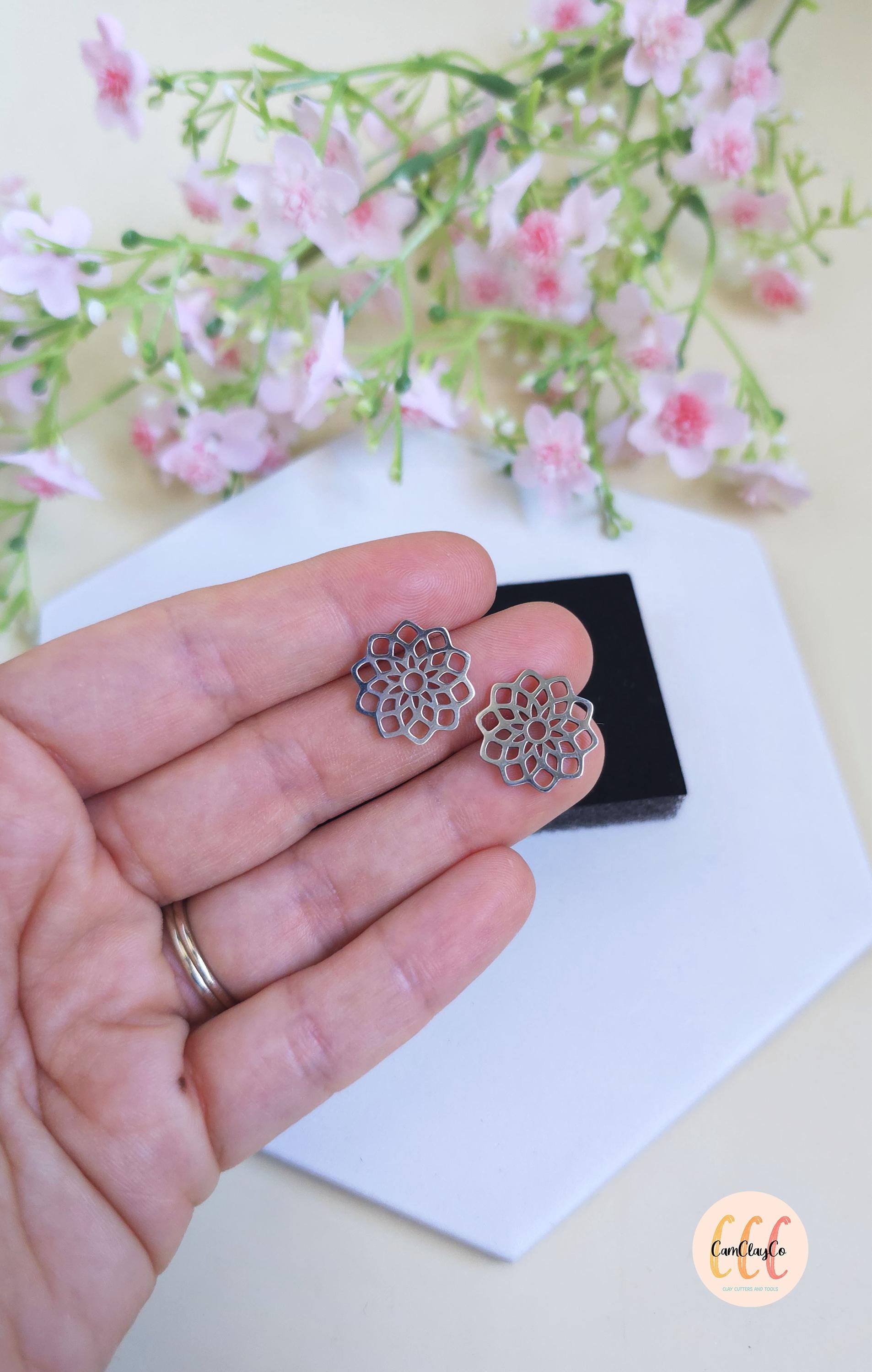 Breloques cadres fleurs géométriques 16 mm en acier inoxydable pour la fabrication de bijoux, doré et argenté - 2 pièces