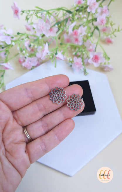 Breloques cadres fleurs géométriques 16 mm en acier inoxydable pour la fabrication de bijoux, doré et argenté - 2 pièces